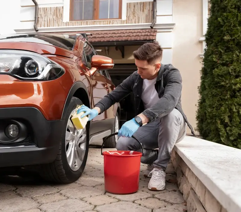 Lavage auto à domicile Les Bréseux : professionnel intervenant sur un véhicule